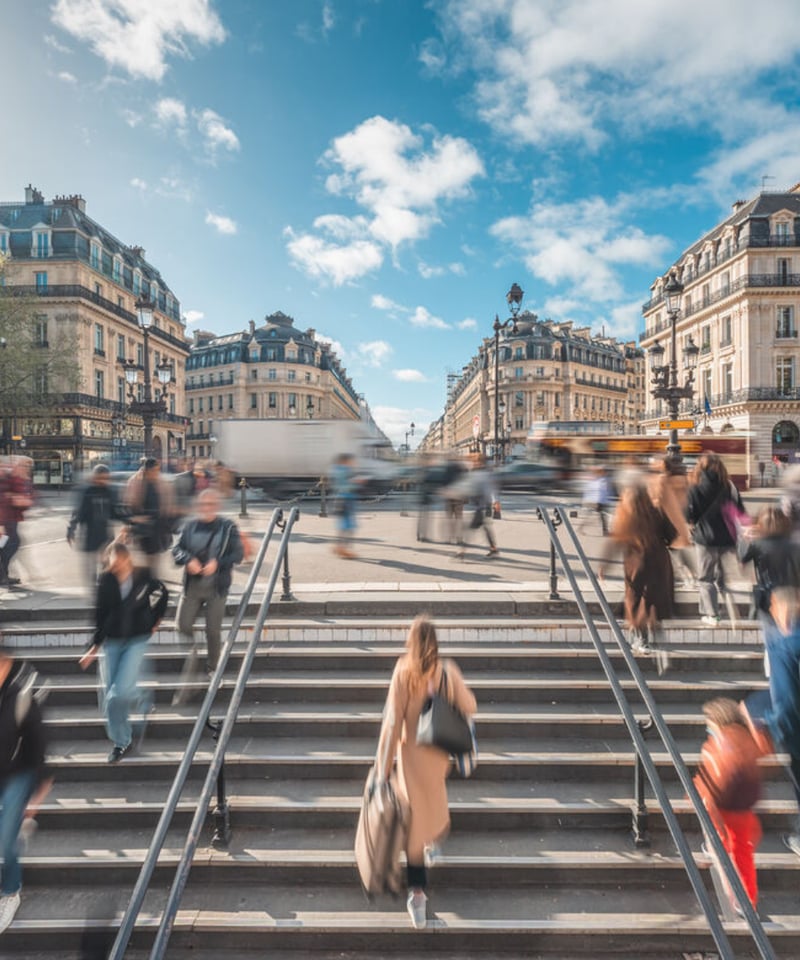 Transactional-risk-walking-city-motion